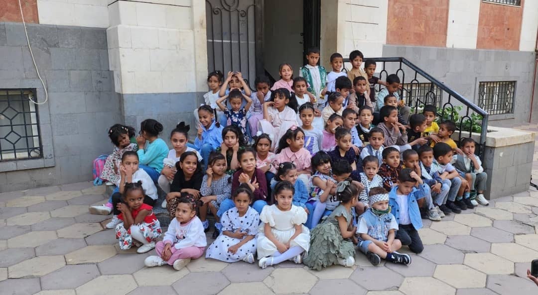 الإدارة العامة لشؤون المرأة بهيئة الأوقاف والإرشاد تكرّم 330 يتيمًا و34 عاملًا وعاملة بمؤسسة الرحمة بصنعاء
