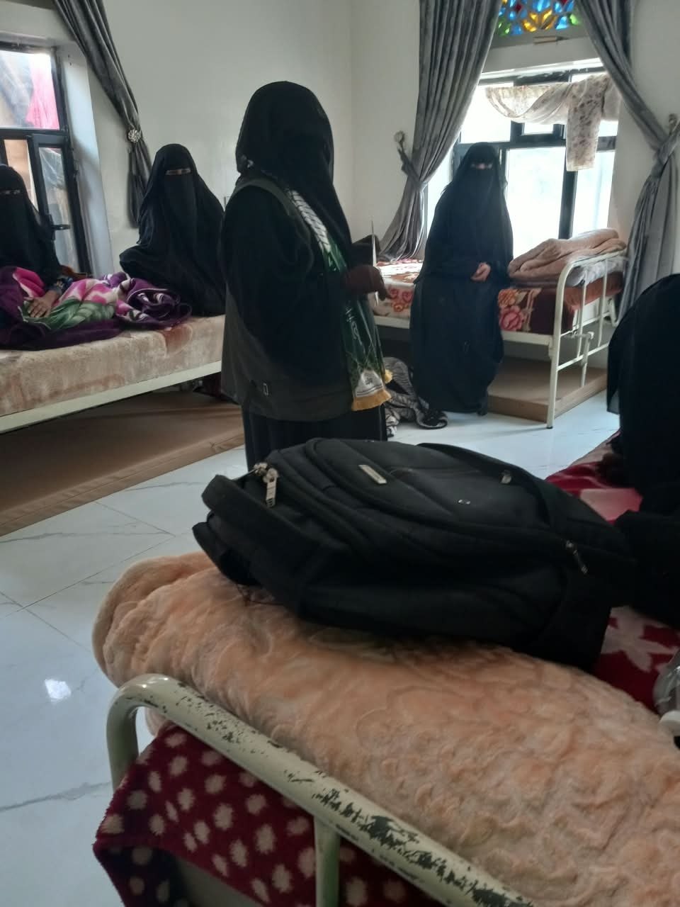الإدارة العامة لشؤون المرأة بهيئة الأوقاف والإرشاد تتفقد نزيلات مؤسسة الشفقة وتكرّم 83 مريضة وعاملة و18 طفلًا مصابًا